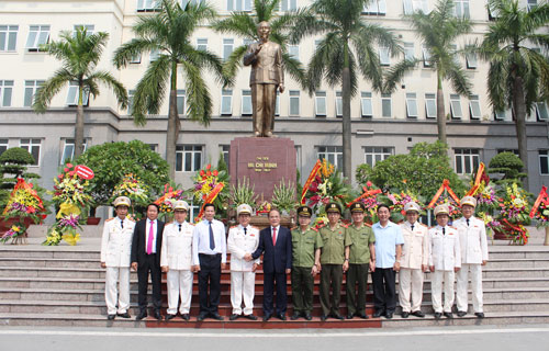 Các quý đại biểu cùng chụp ảnh lưu niệm trước tượng đài Chủ tịch Hồ Chí Minh